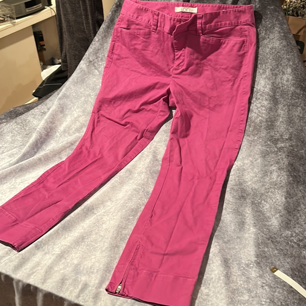Ann Taylor LOFT brilliant pink cropped pants with zip at hem, size 6.